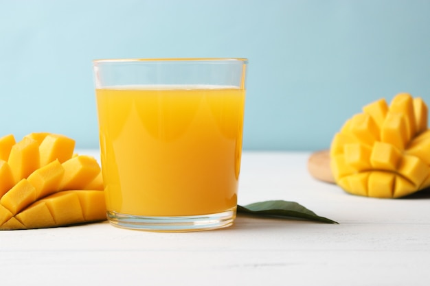 Succo di mango in un bicchiere e frutto di mango