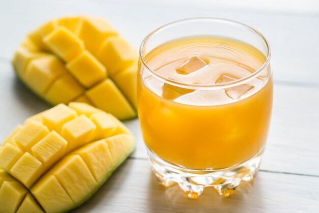 Succo di mango sul tavolo di legno