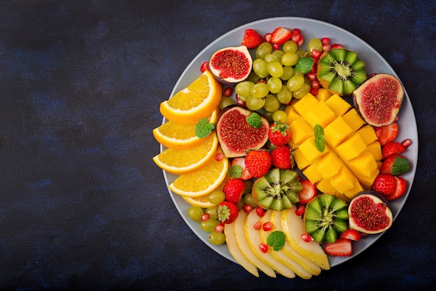 Фото Манго, киви, инжир, клубника, виноград, груша и апельсин