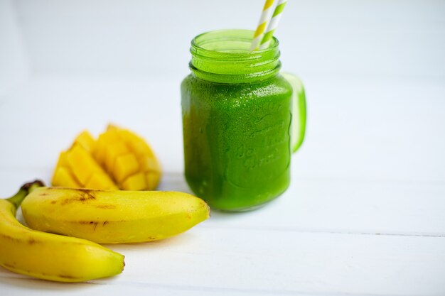 Mango met Banaan en Spinazie Smoothie