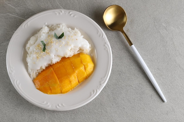 mango met kleefrijst is een typisch Thais dessert gemaakt van kleefrijst en kokosmelksaus.