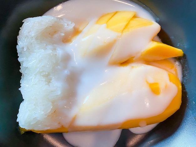 Mango met kleefrijst klaar om te eten