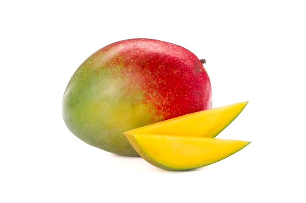 Mango met twee stukken geïsoleerd op een witte achtergrond