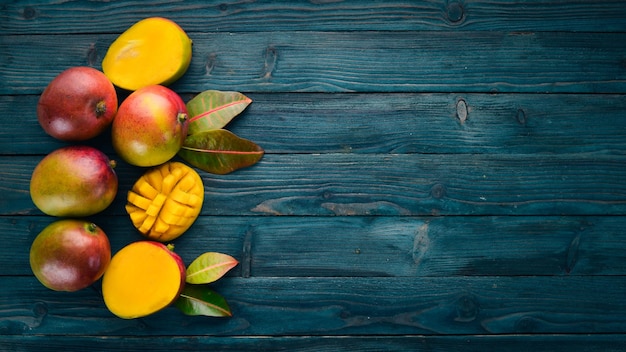 Mango Op een blauwe houten achtergrond Bovenaanzicht Gratis kopieerruimte