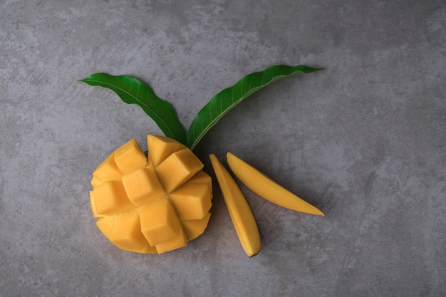 mango op een donkere achtergrond.