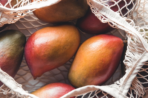 Mango op een witte achtergrond. Gezond eten, gezonde levensstijl.