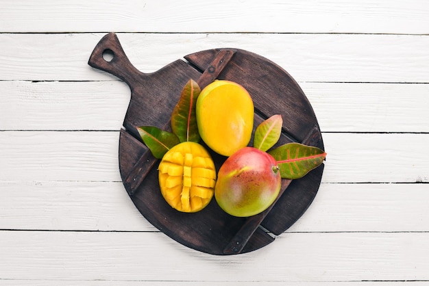 Foto mango op een witte houten achtergrond tropisch fruit bovenaanzicht gratis exemplaarruimte