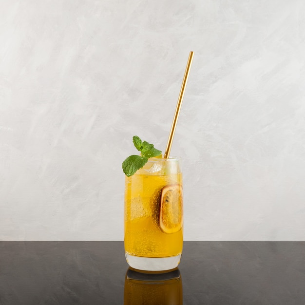 Mango-passievrucht-margarita-cocktail met muntblad en limoen Tropische alcoholische drank