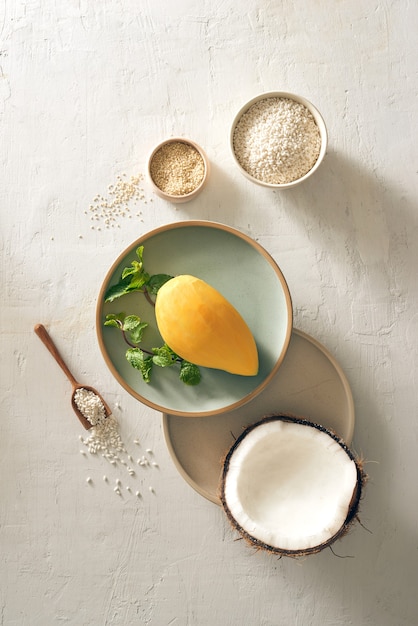 Mango plakkerige rijst met rijst, kokosmelk en suiker, sesam en mango achtergrond