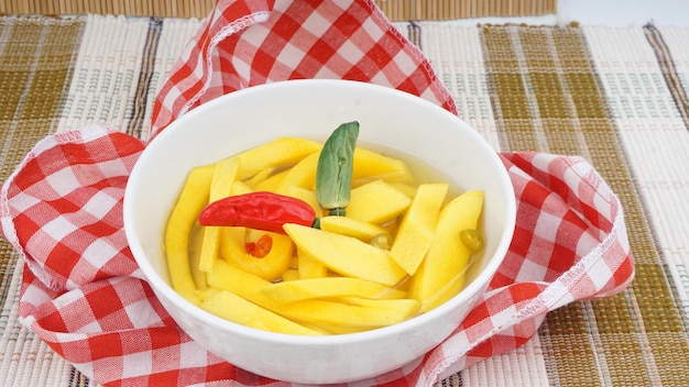 Самбал манго с ломтиками чили сладко-солено-кислый Вкусная индонезийская еда