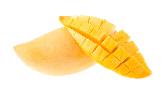 Mango segment gesneden in blokjes geïsoleerd op een witte achtergrond