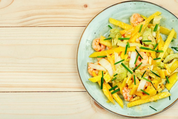 Insalata di gamberetti al mango frutti di mare