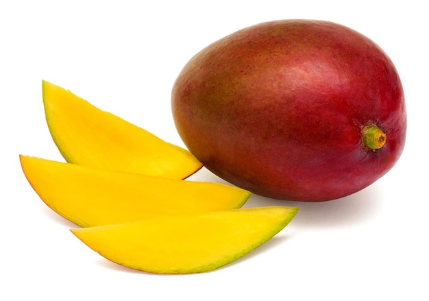 Mango affettato su sfondo bianco