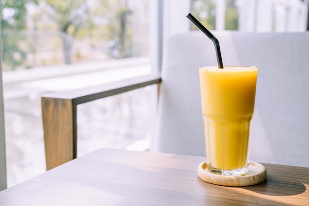 mango smoothie glas in café