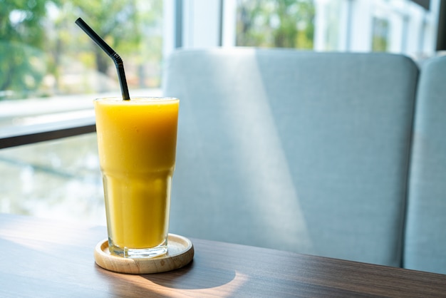 mango smoothie glas in café