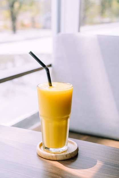 mango smoothie glas in café