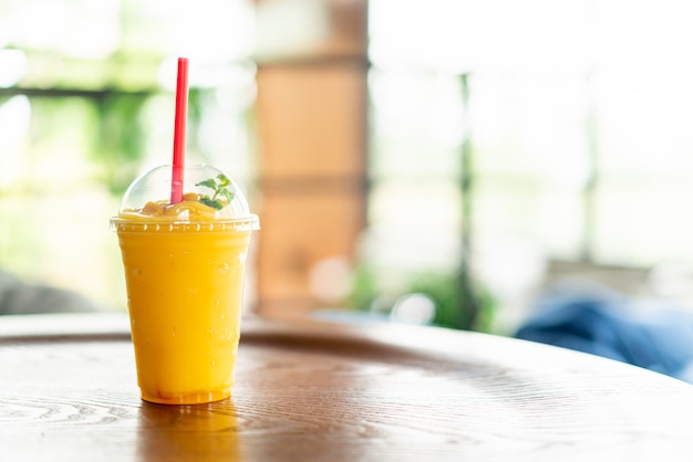 mango smoothies glas in café