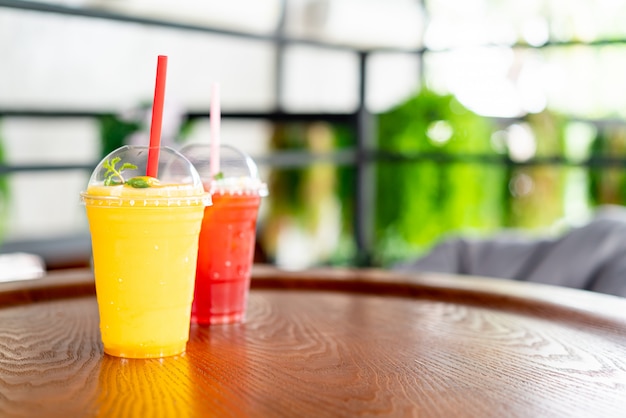 mango smoothies glas in café