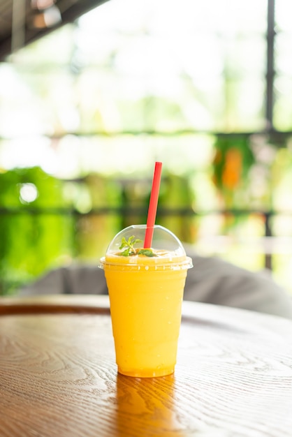 стакан смузи манго в кафе