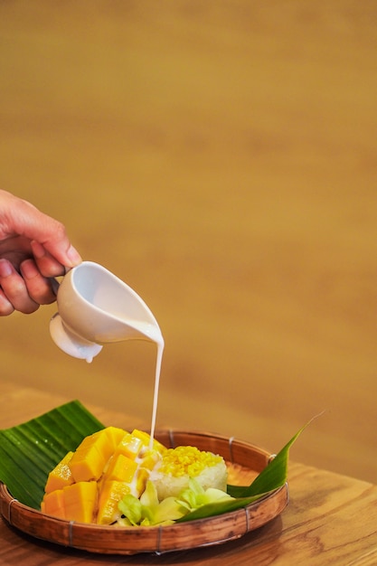 Il mango e il riso appiccicoso è il dessert della tailandia.