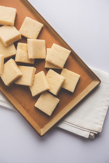 Mango Vadi en shrikhand Burfi geserveerd op een humeurige achtergrond. selectieve focus