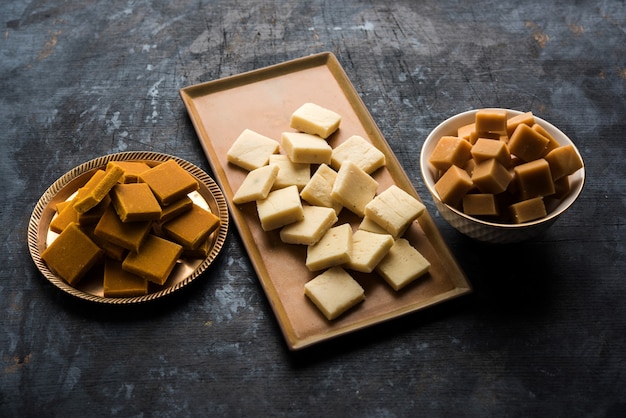 Mango Vadi en shrikhand Burfi geserveerd op een humeurige achtergrond. selectieve focus