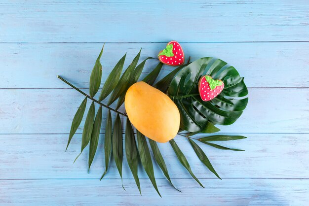 Mango verglaasde koekjes met verse Thaise mango op kleurrijke houten achtergrond