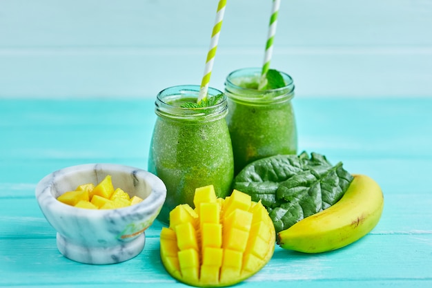 Mango with Banana and Spinach smoothie