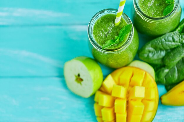 Mango with Banana and Spinach smoothie