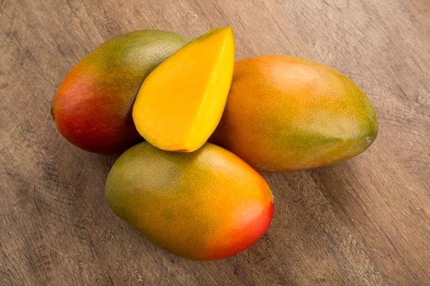 Mango su un tavolo di legno. frutta fresca