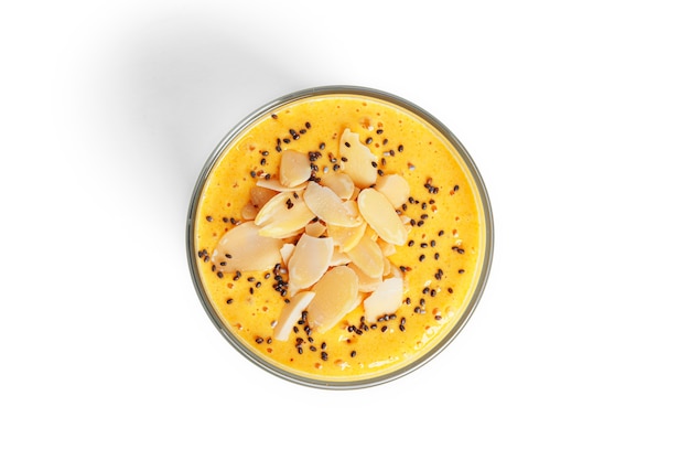 Yogurt al mango con semi di chia e mandorle isolate.