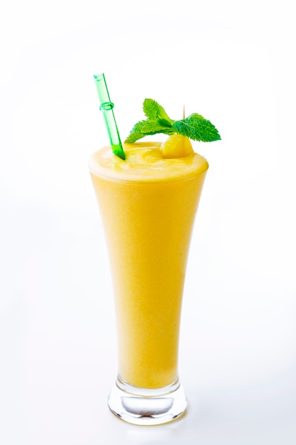 Mangococktail met munt op wit oppervlak. Vers fruit smoothie, schudden.