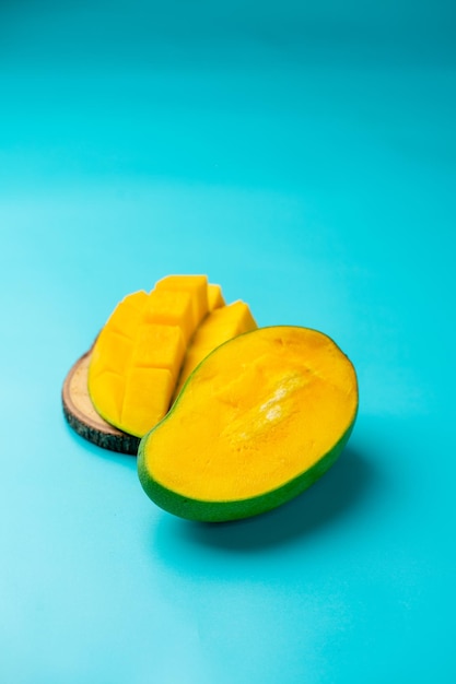 Photo mangoes photographed on a light blue background
