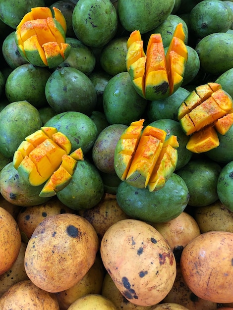 Photo mangoes in a tropic town