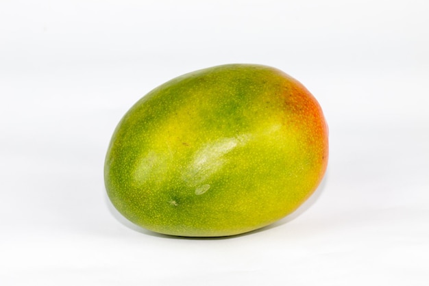 Mangofruit dat op witte achtergrond wordt geïsoleerd