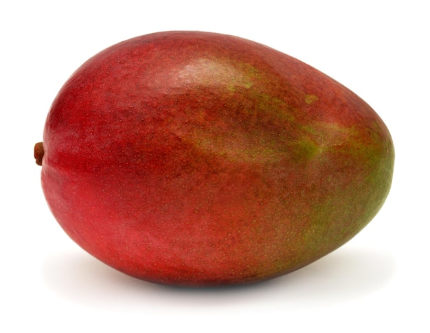 Mangofruit dat op witte achtergrond wordt geïsoleerd
