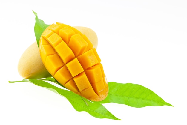 Mangofruit met groen blad dat op witte achtergrond, bedrijfsvoedsel en gezond voedselconcept wordt geïsoleerd.
