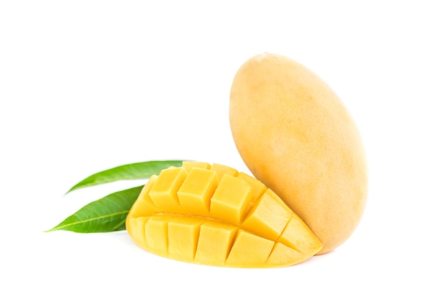 Mangofruit op witte achtergrond wordt geïsoleerd die.