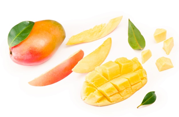 Mangoplak Met Groene Bladeren Die Op Witte Achtergrond Worden Geïsoleerd.