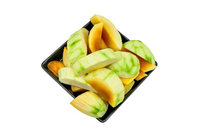 MangoRipe mango's klaar om op zwarte schotel te eten die op wit wordt geïsoleerd