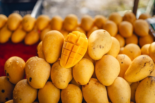 Photo mangos at the street market