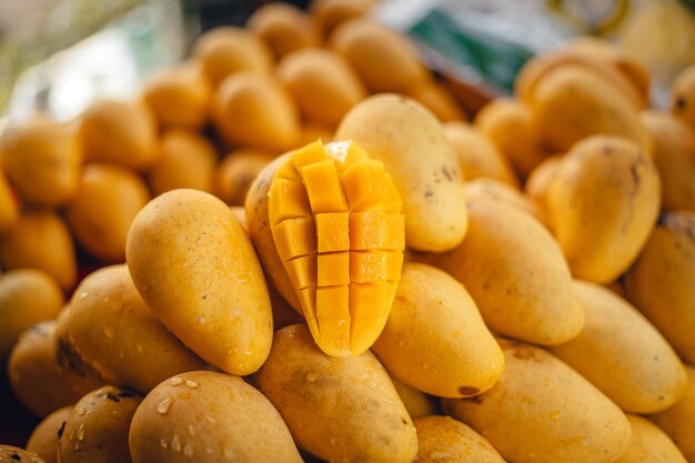 Photo mangos at the street market