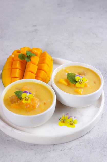 Mangosago Zoete sagocrème met mango-kokosmelk en mangosap garnituur met eetbare bloemen