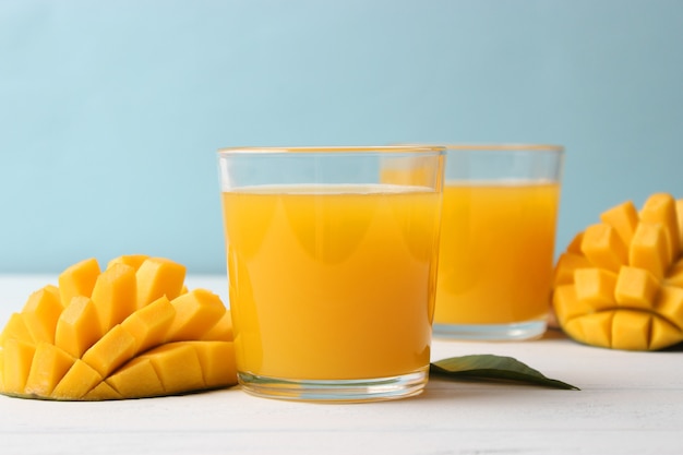 Mangosap in een glas en mangofruit. Hoge kwaliteit foto