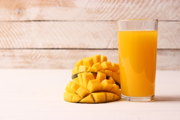 Mangosap in een glas en mangofruit