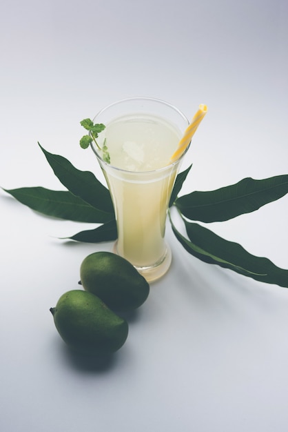 Mangosap OF Aam Panna of Panha in een transparant glas met geheel groen fruit, selectieve focus