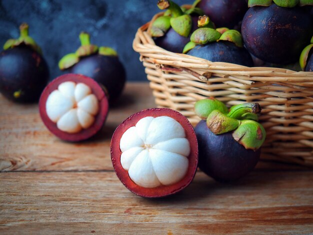 Фото Плод мангостина - известный тропический фрукт в азии.