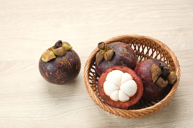 망고스틴 과일 Buah Manggis는 등나무 바구니 클로즈업에서 제공됩니다.
