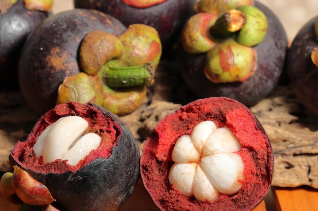 사진 맛있는 핵심과 함께 망고스틴 과일 망고스트린 가르시니아 망고스타나 (mangosteen garcinia mangostana) 는 아시아에서 자라는 식물입니다.