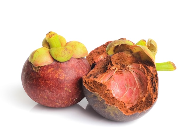 Mangosteen geïsoleerd op witte achtergrond Uitknippad